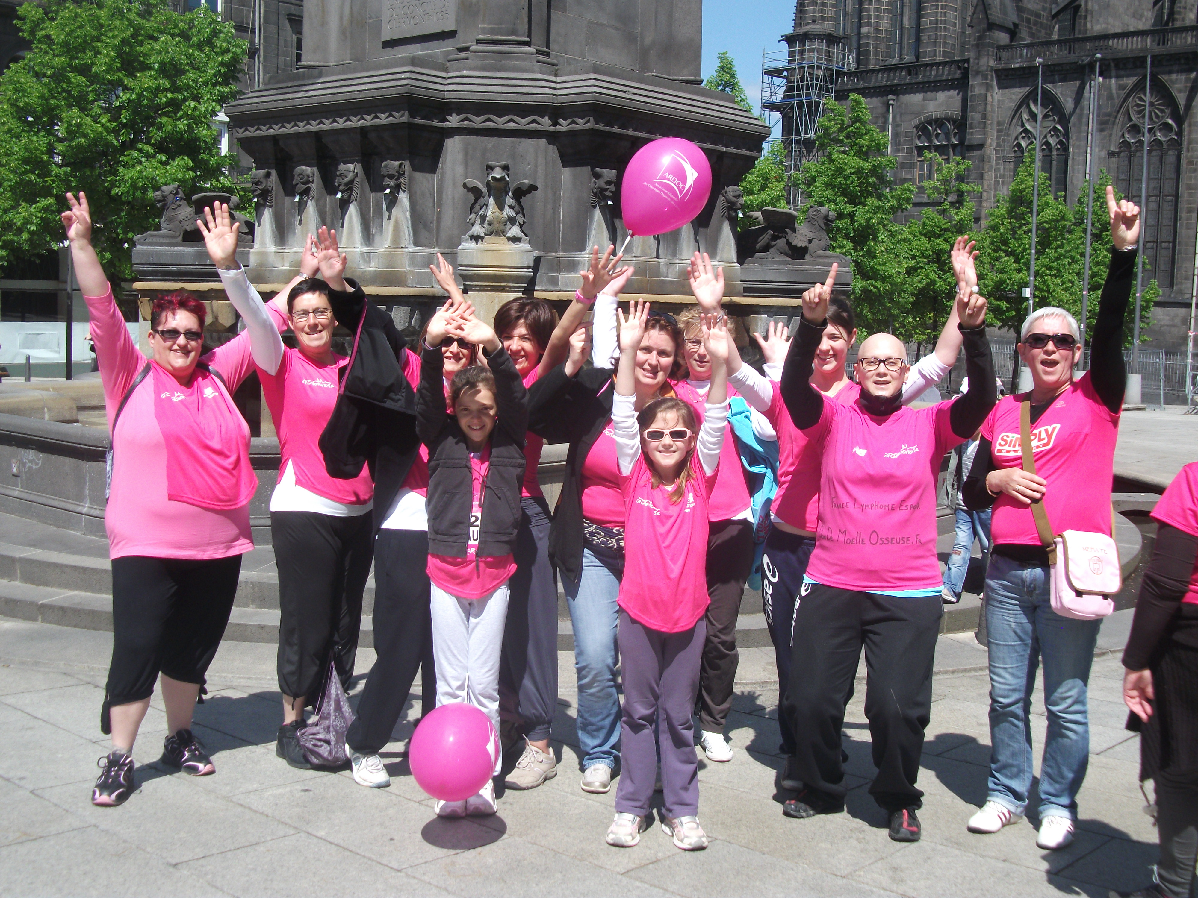 Pus de 7000 participantes à LA CLERMONTOISE manifestation pour lutter contre le cancer du sein!! même si je n’ai pas le même cancer, je reste solidaire!!!