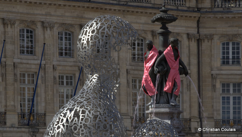 Le cancer du sein nous ronge (House of Knowledge de Jaume Plensa)