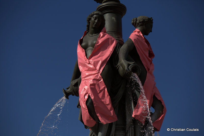 La grâce est en chacune d’entre vous !  La fontaine des « filles de Zeus » Aglaé, Euphrosyne et Thalie est une œuvre dessinée par Visconti et réalisée par Gumery et Jouandot)