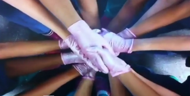 Pinkglovedance : Les infirmières dansent pour la lutte contre le cancer du sein !