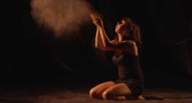 Je danse en racontant la maladie et ce qui a grandi en moi, la vie.