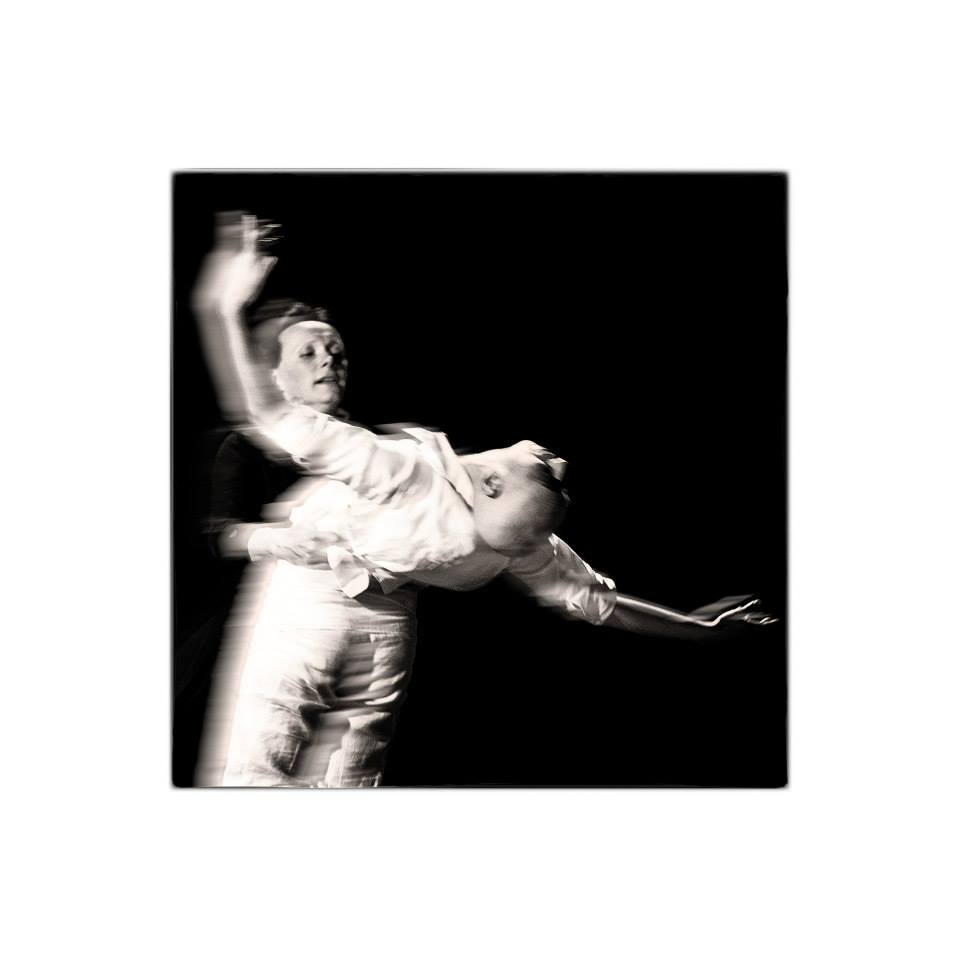 Marjorie vient de croiser la route du crabe. Elle danse « à nu », magnifique.