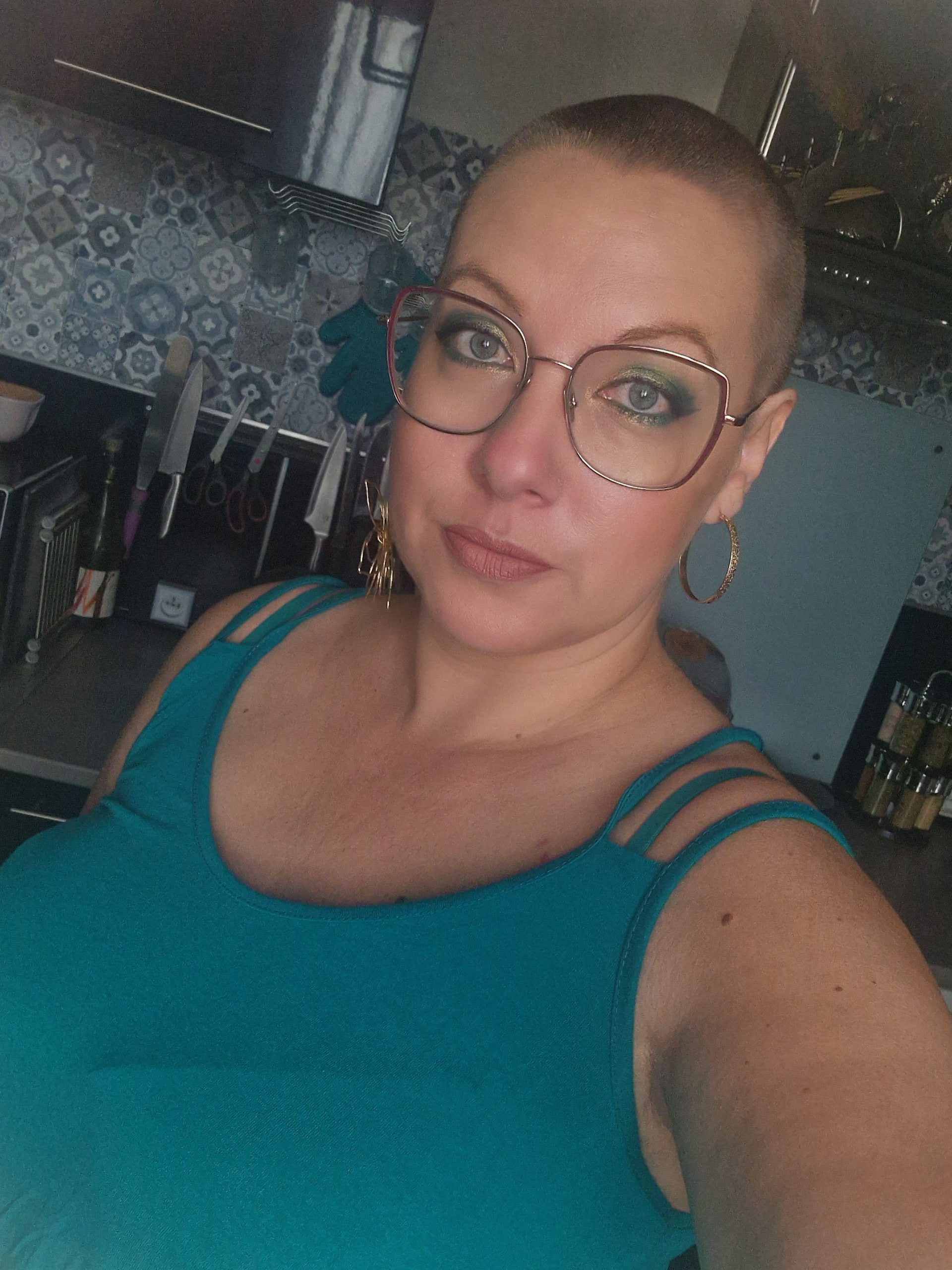 Ne vous dites pas que la féminité passe par les cheveux, c’est faux